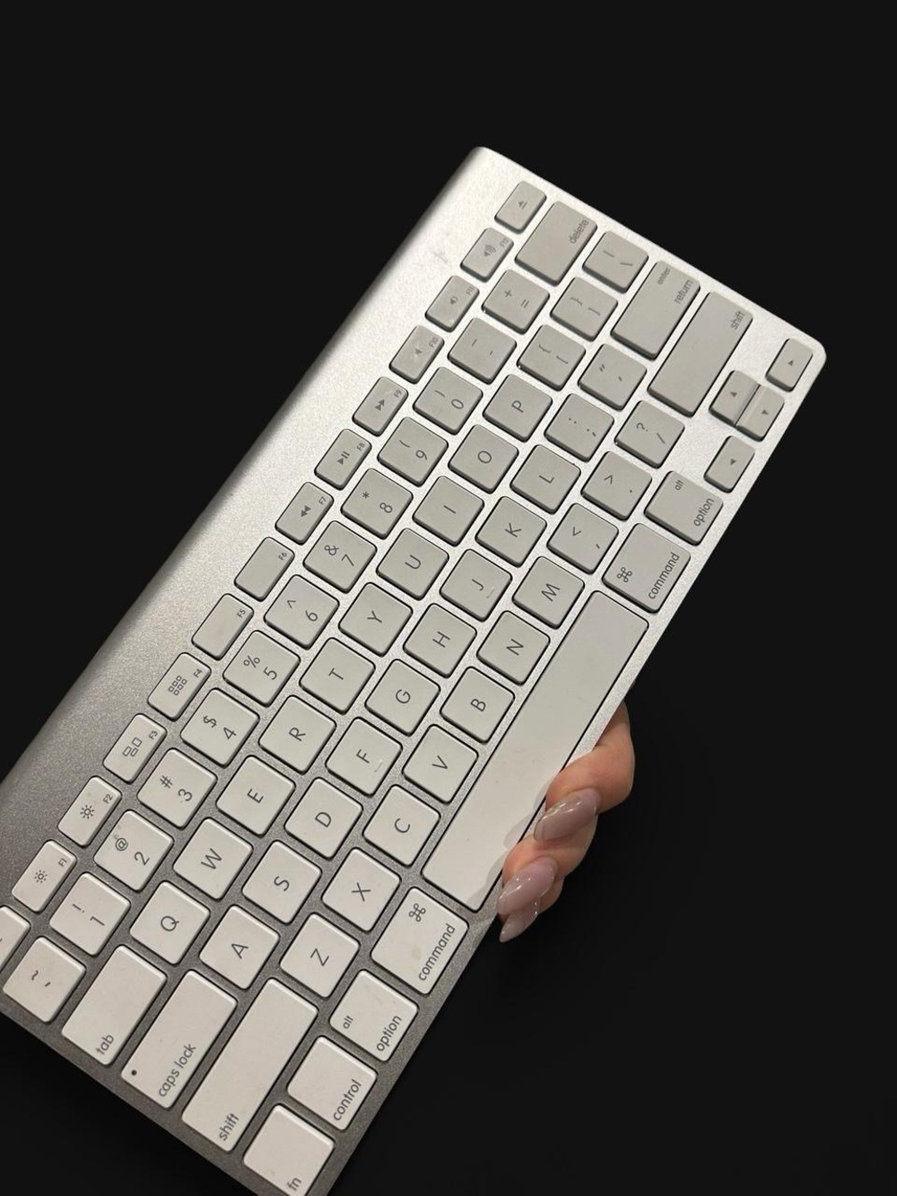 Apple Slim Aluminum Keyboard in Silver and White